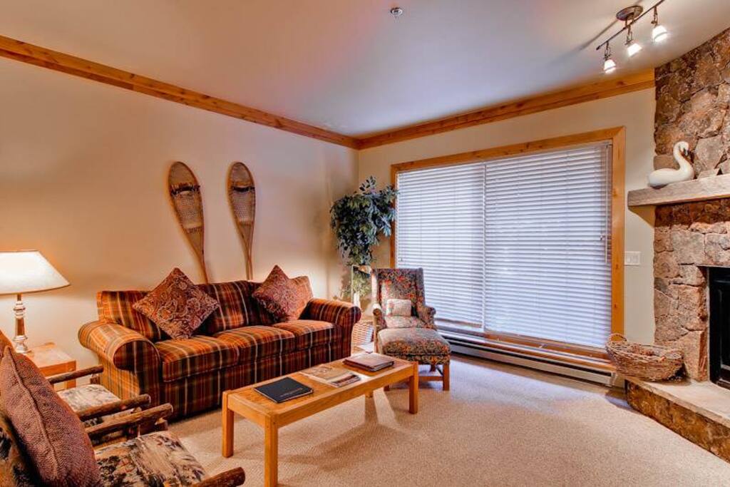 Couch,Furniture,Indoors,Room,Bedroom