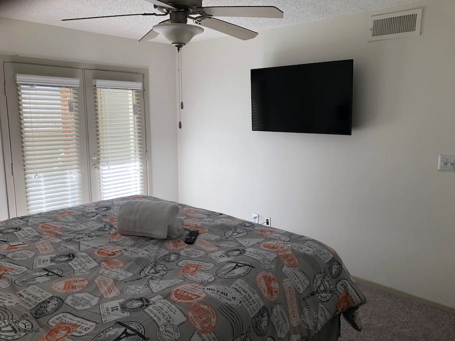 Master Bedroom with tv and internet access. Private entry