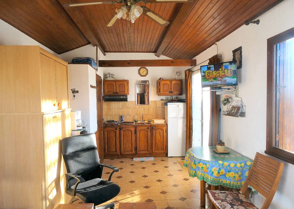 La cuisine, la télévision, notez le ventilateur plafonnier