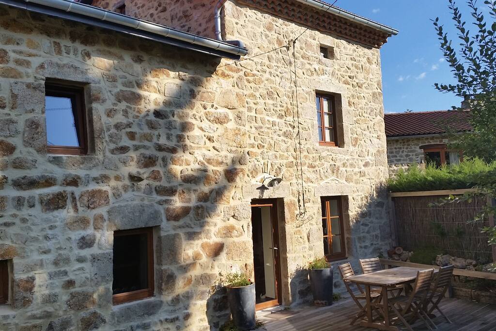 Façade du gîte et porte d'entrée