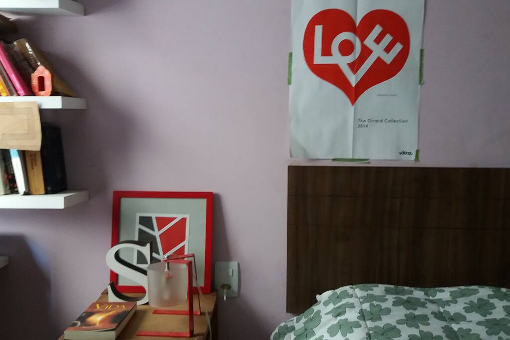 Suíte com cama king, bancada de trabalho e closet
