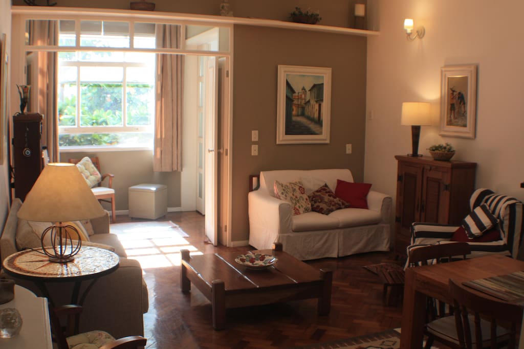 Aconchegante sala de estar e jantar!! Super espaçosa // Cozy living and dining room!!