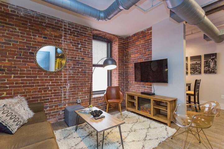 WALK to all the bars! DOWNTOWN Nashville Loft! 404 gallery image 3