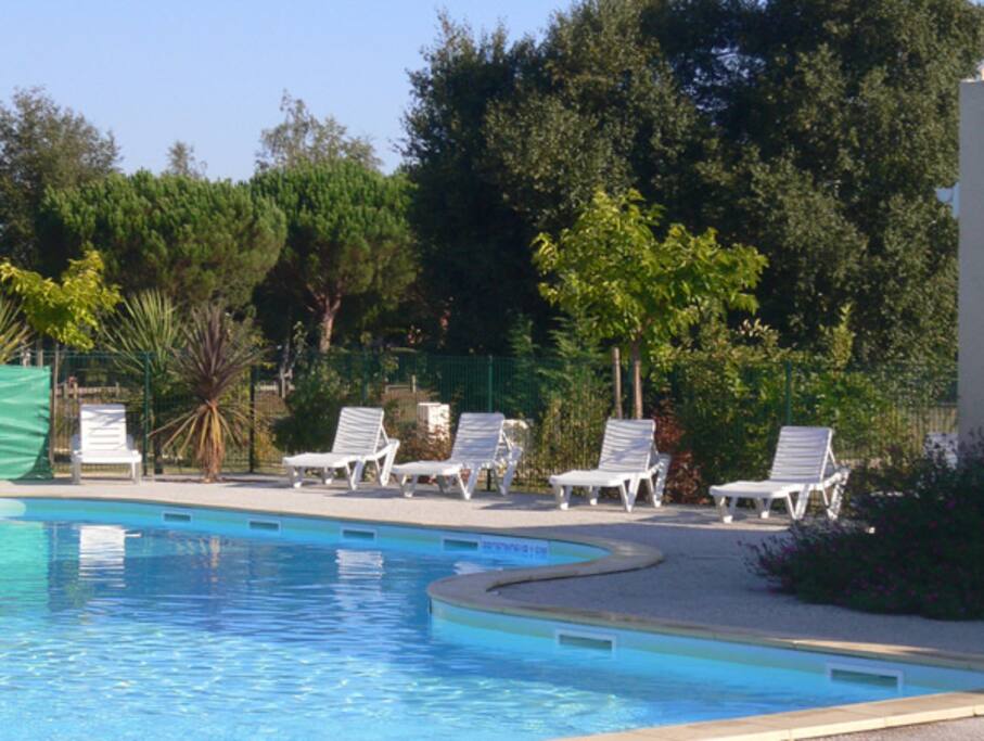 La piscine est réservée à la résidence, un moment convivial sans trop de monde