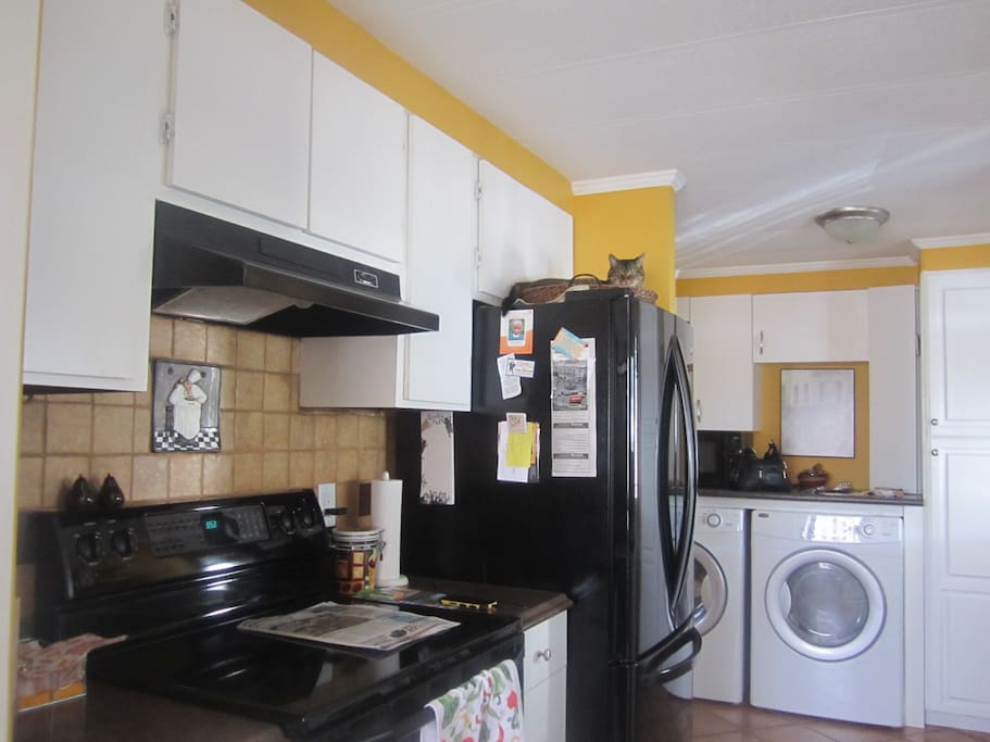 Kitchen and washer/dryer