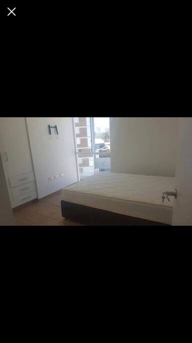 La habitación cuenta con base y colchón matrimonial.
Sábanas y edredón limpio para las visitas del fin de semana en caso de requerir.