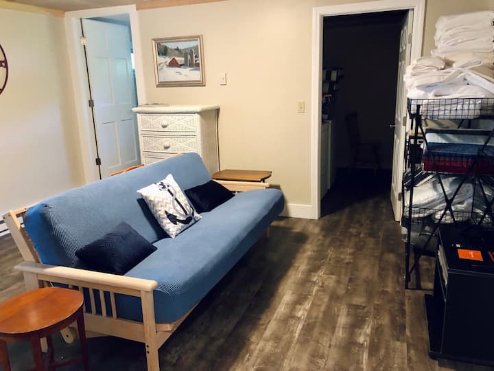 Това е третата спалня/медийна стая с сгъваемо легло и смарт телевизор.