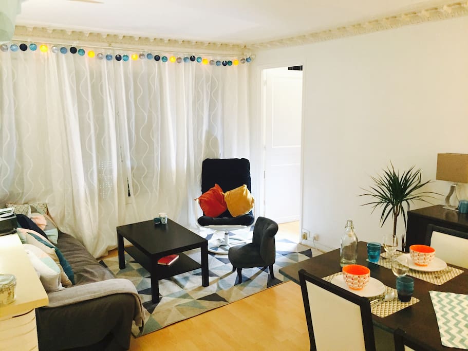 Spacious living room | Salon spacieux
