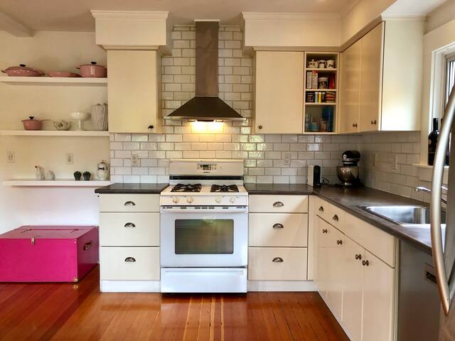 Cheerful + Bright City Home gallery image 3