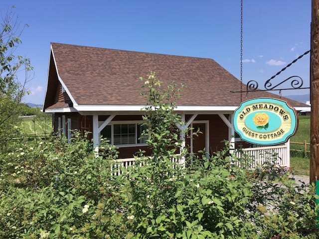 Old Meadows Guest Cottage Cabins For Rent In Kelowna British