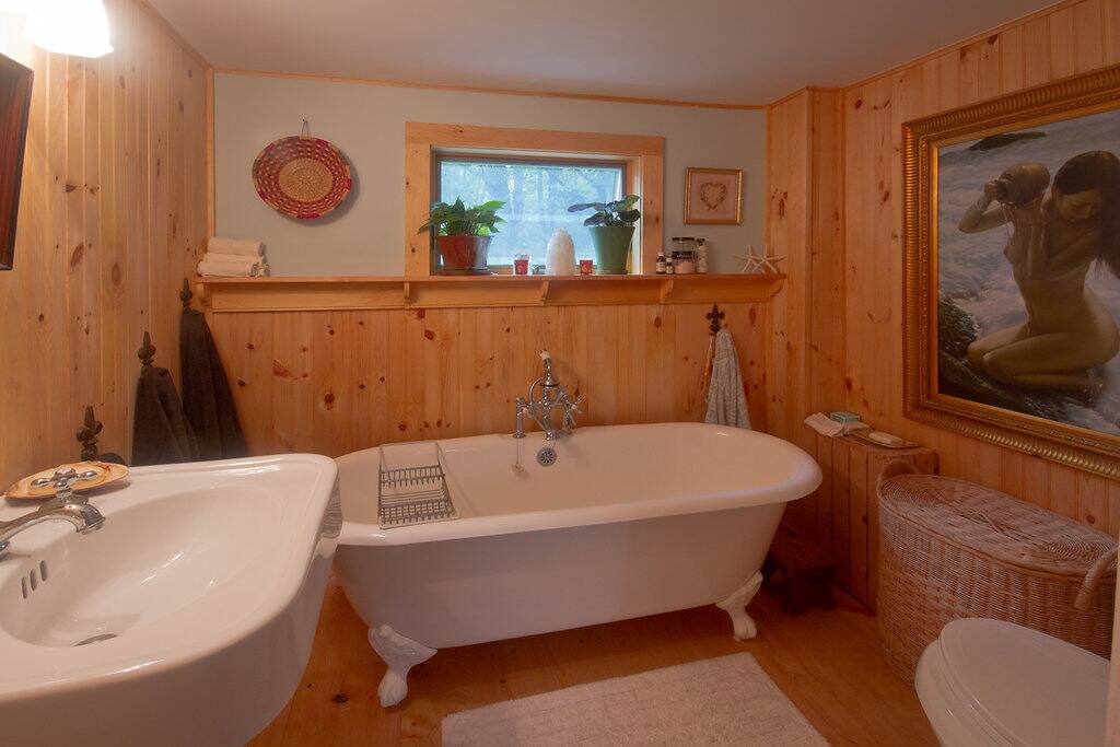 Luxurious bath with essential oils and salt available for one or two at a time! :