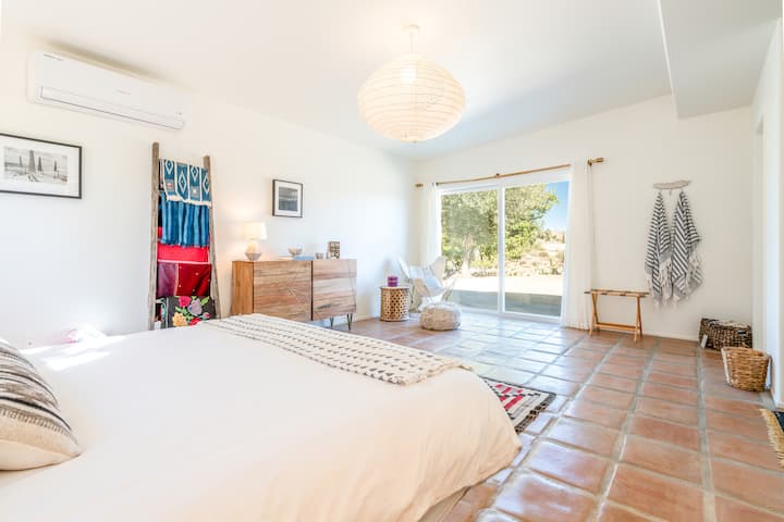 пустинен дъбов крал в основната къща>>директен достъп до открито>>всяка стая, снабдена с кърпи за басейн и одеяла за използване на открито!