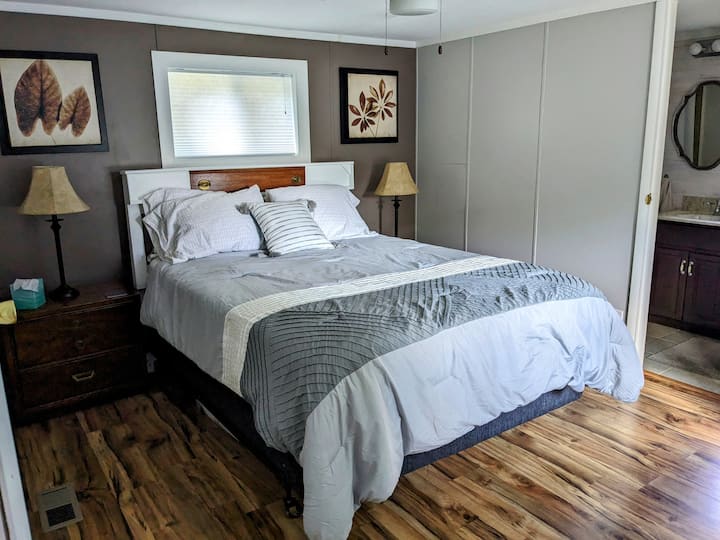 Primary bedroom with en suite bathroom 