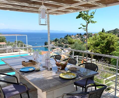 Exceptional view of the sea and the port of Loggos