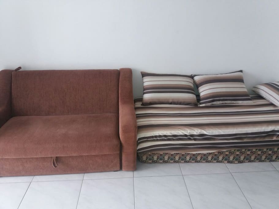 Sofá cama e três colchões solteiro