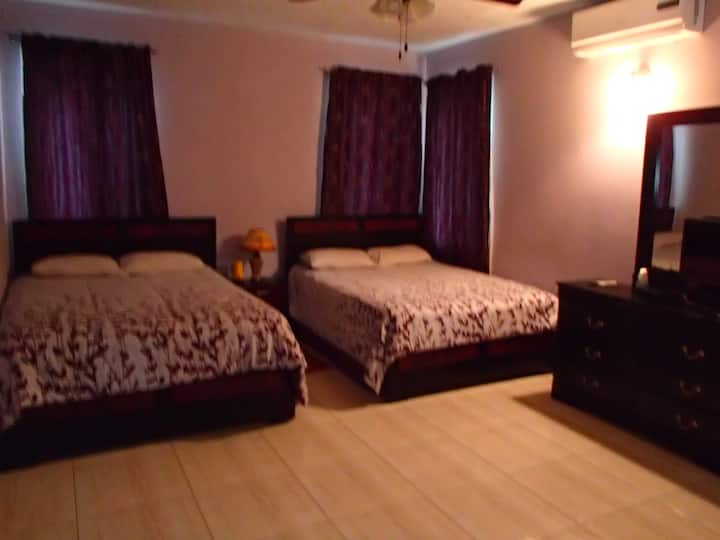 غرفة نوم ثانية بسريرين بحجم كبير