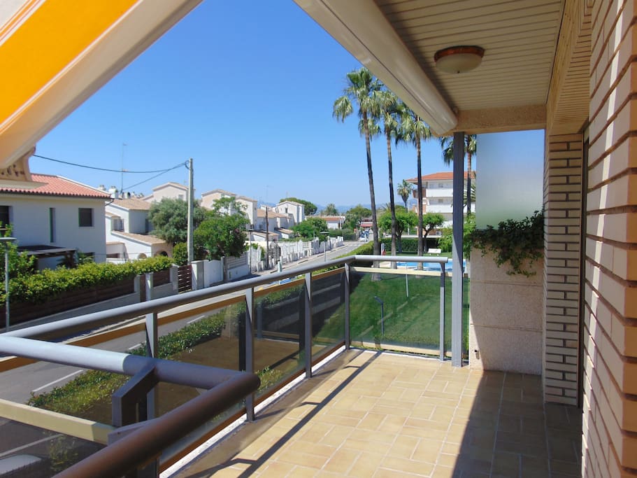 Terraza con toldos automáticos