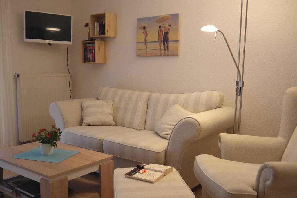 Sitzecke mit LED-Fernseher