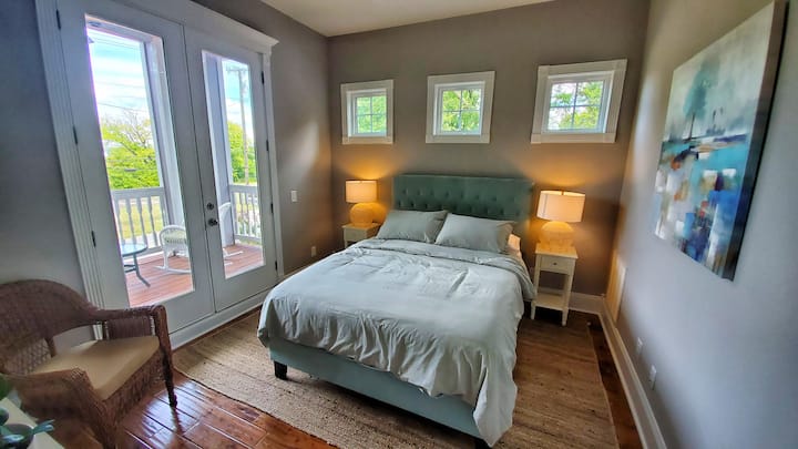 غرفة نوم في الطابق الثاني - سرير بحجم كبير ومدخل إلى شرفتك الخاصة