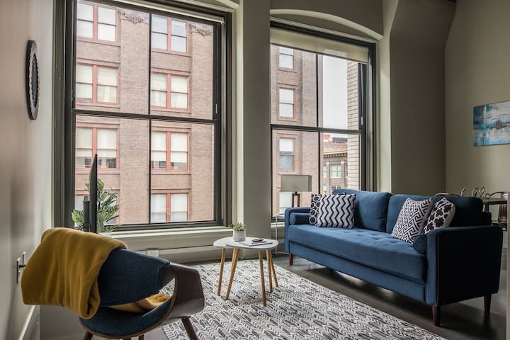 Incredible 1BR Apt Near City Market w/ Pool + Gym