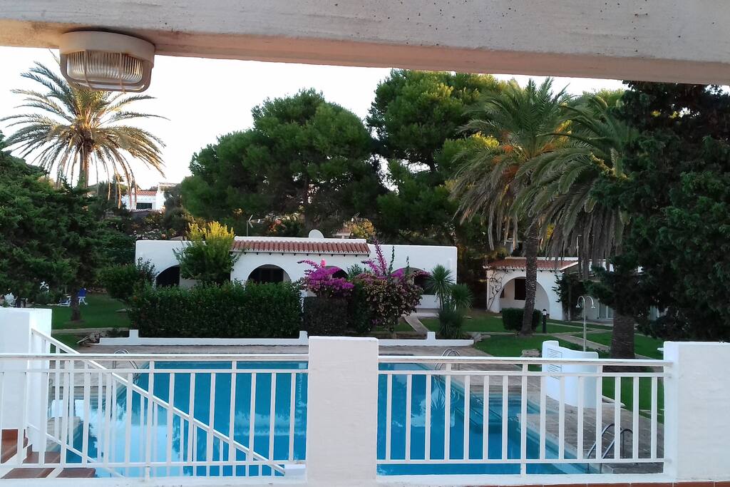 Vista de la piscina desde la terraza común que hay en el complejo de apartamentos