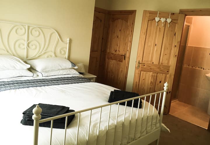 Dormitorio 1: viene con un baño privado para refrescarse.