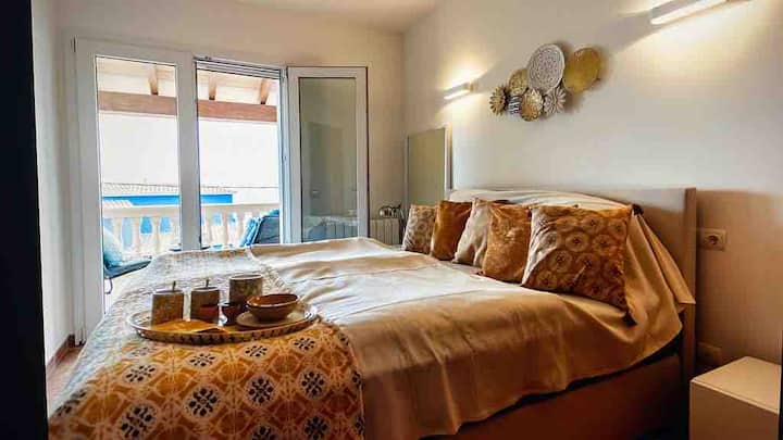 Chambre au 1er étage ,climatisation et avec salle de bains en suite et terrasse avec vue fantastique sur la mer.
 Lit boxspring 1,80x 2 m,coffre-fort,armoire intégrée complètent cette chambre de bon goût.