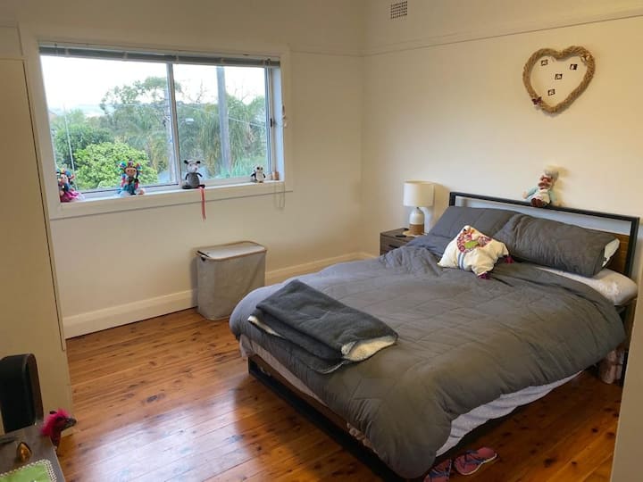 Cosy and Comfortable Bedroom near Manly Beach!!