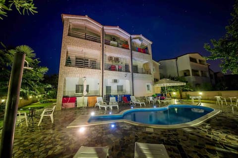 Popular Airbnb listing: Villa Baldi - house with pool in Tar, Croatia APP6 in Antenal