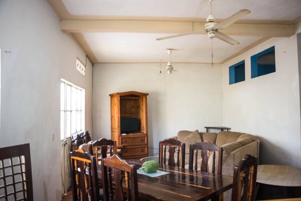 Comedor, sala y cocina completamente amueblada