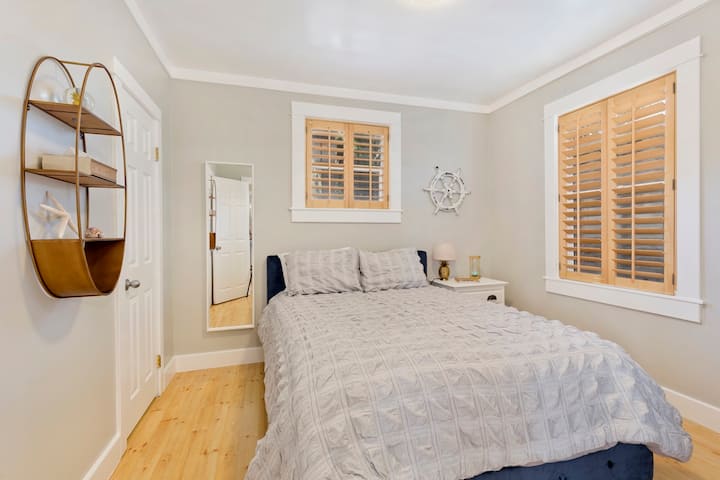 Bedroom 1 Queen