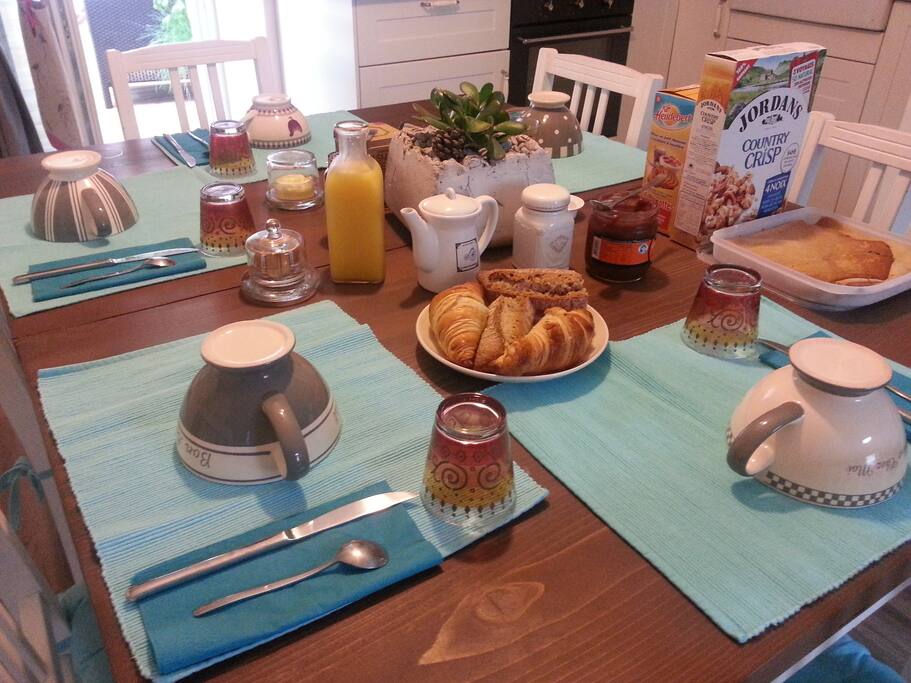 Petit déjeuner intérieur ou sur terrasse
