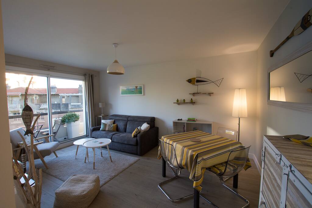Le salon donnant sur le balcon