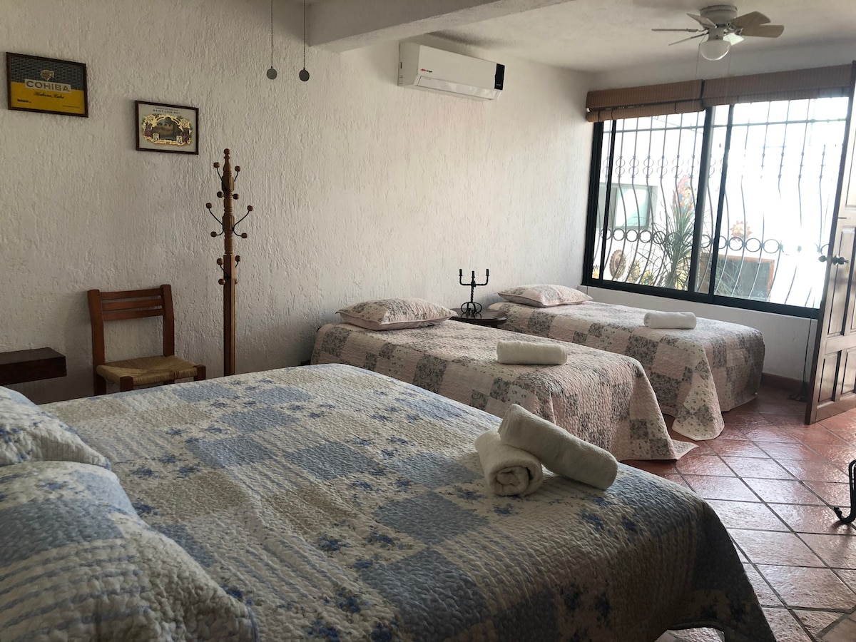  Საძინებელი1... 1 დიდი ზომის საწოლი, 2 ერთადგილიანი საწოლი, კონდიცირებული, ჭერის ვენტილატორი.