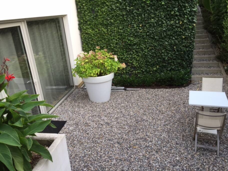 ENTREE EXTERIEURE CHAMBRE PRIVEE