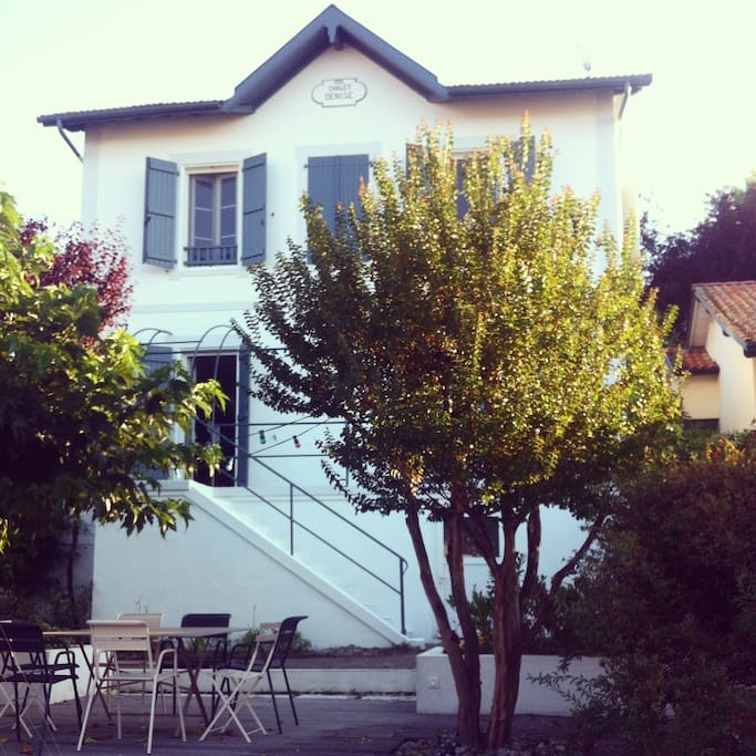 Nouvelle façade depuis cet été, les volets sont gris bleus