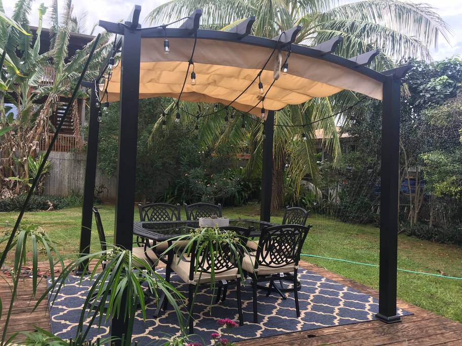 Your own private dining/backyard area