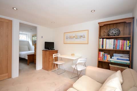 Top performing Airbnb: One bedroom (twin) flatlet in owner occupied house in Cowes