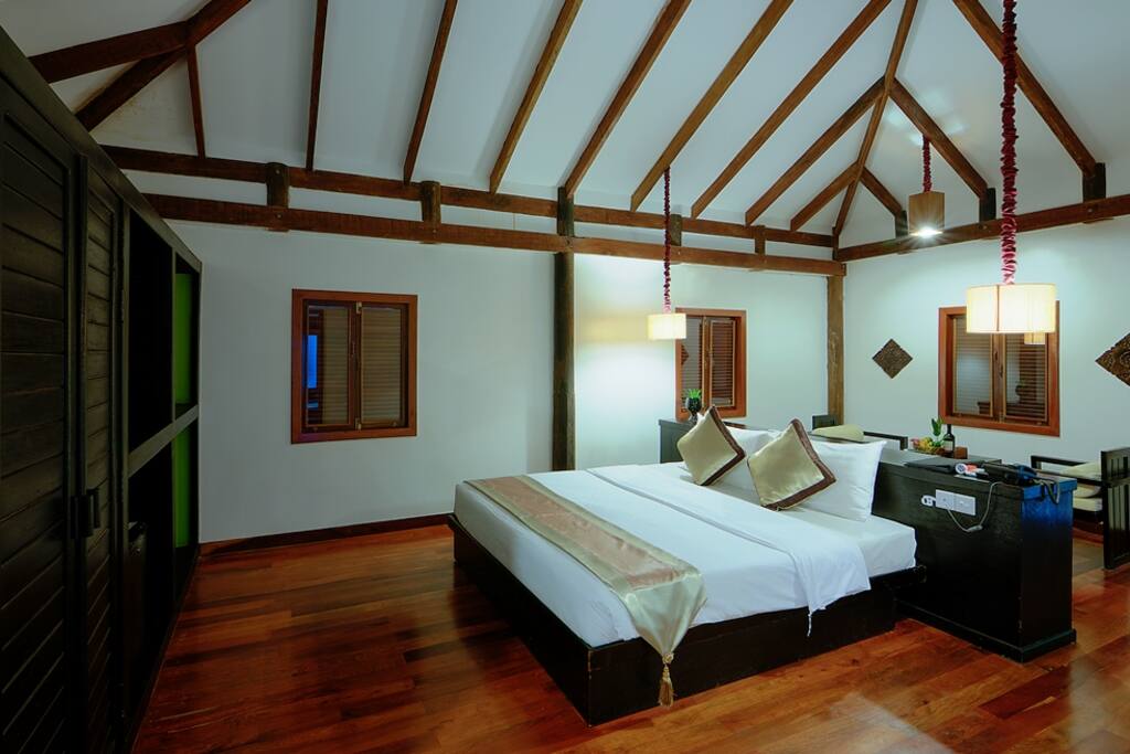Guests room
King bed.