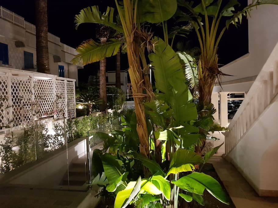 vista su giardino adiacente al terrazzino privato esterno