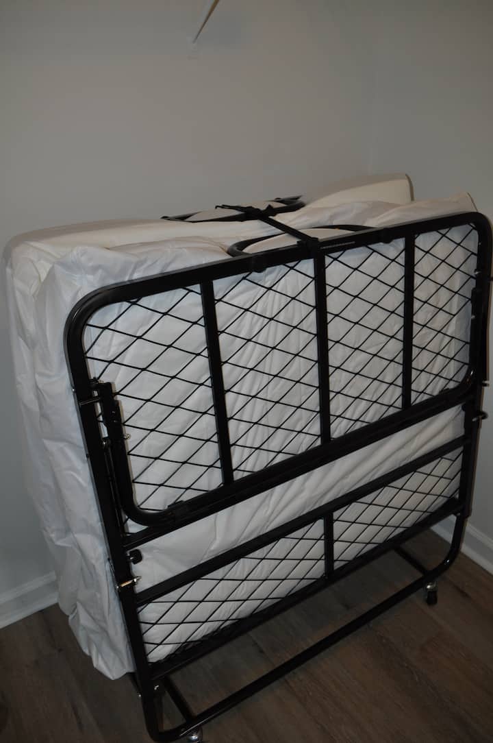 2 camas plegables en el condominio.