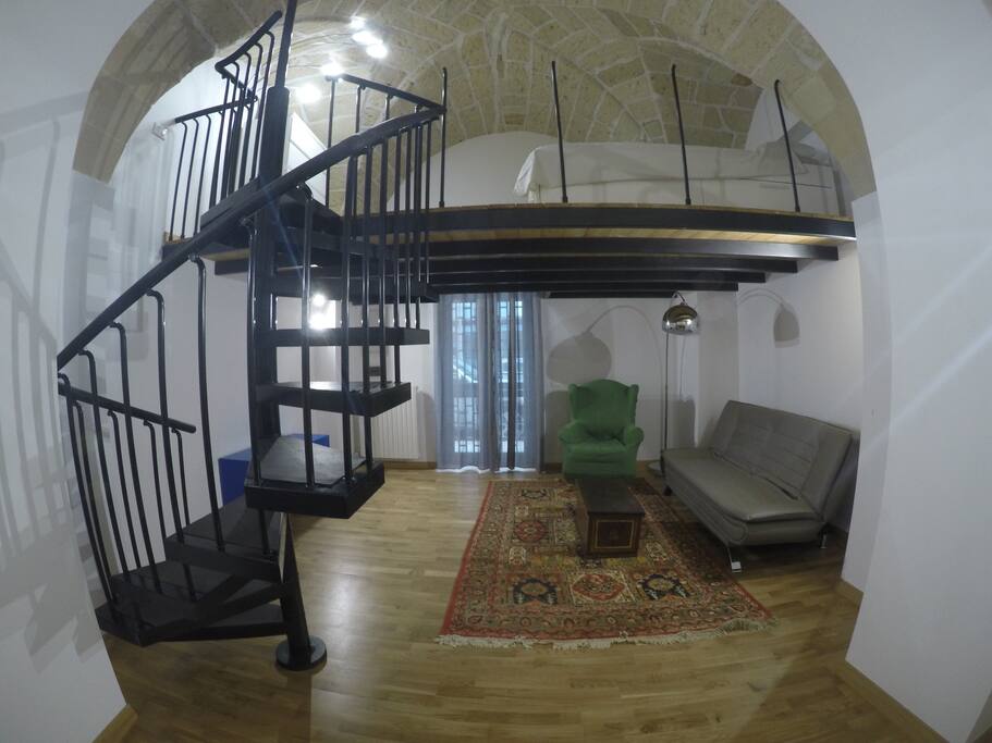 Salone e soppalco con letto