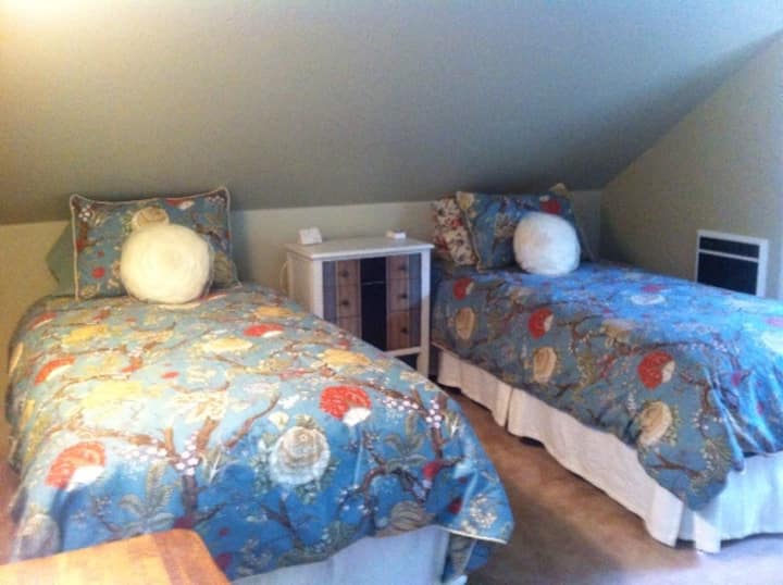 Dormitorio 4:  2 camas individuales con edredones de plumas y almohadillas de colchón con calefacción.