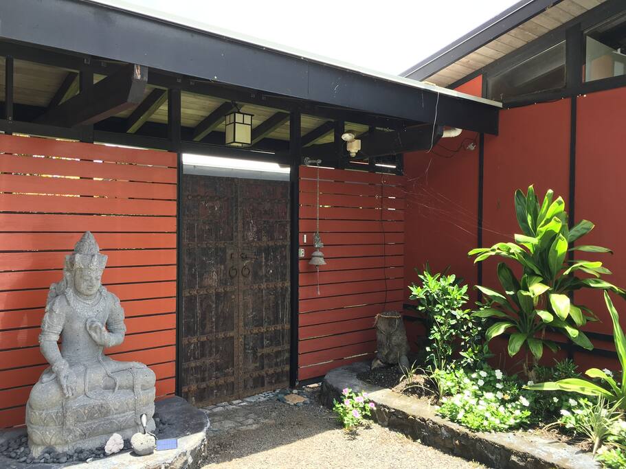Driveway with Entrance
Puhala Street
