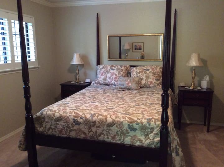 Dormitorio en el piso principal 1 con cama tamaño queen, funda acolchada y almohadilla de colchón climatizada.  Esta habitación tiene espacio para colgar y guardar cajones. Debajo de la cama hay una cuna portátil (sábana en el cajón de la cómoda), una trona portátil y un asiento elevador portátil para niños.