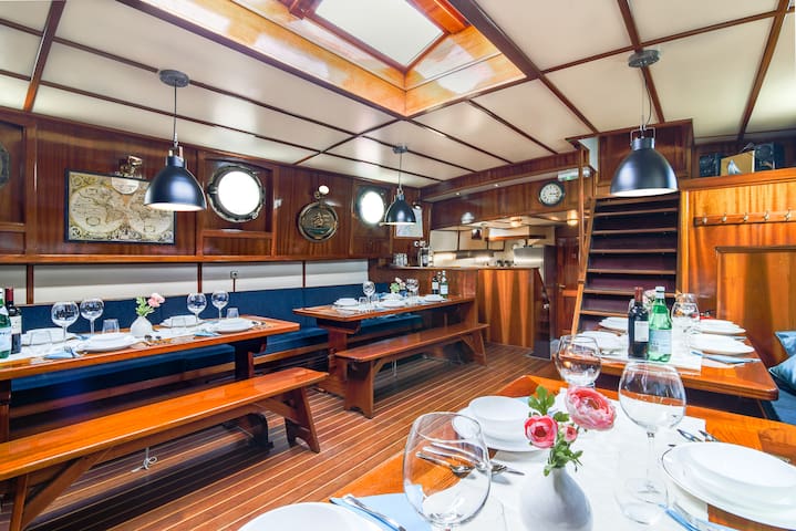 Sailingship Waterwolf, unique group accomodation