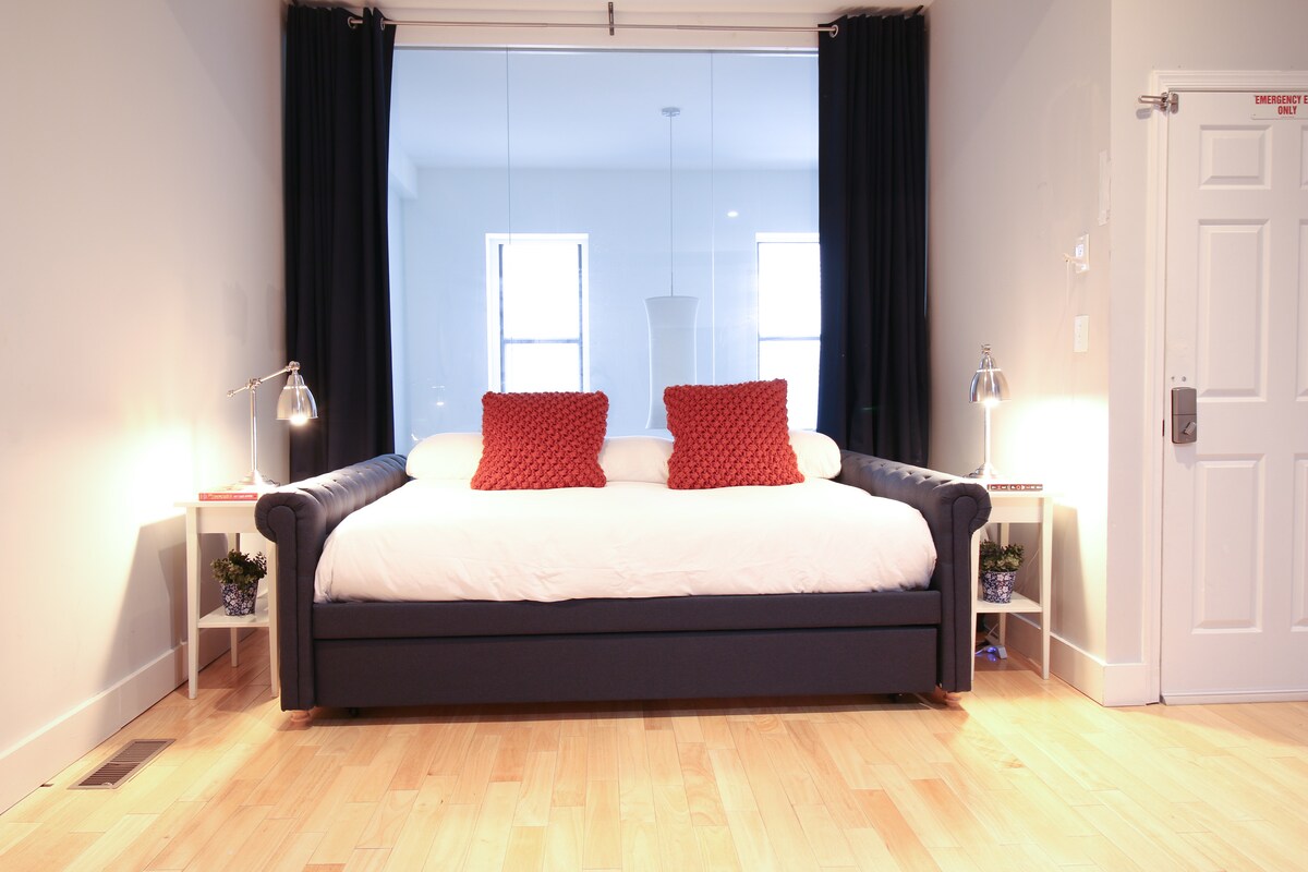 Ide o manželskú posteľ s vysúvacím vozíkom (na požiadanie). Poháre, ktoré vidíte, má výhľad na malú časť zvyšku apartmánu na prízemí. 