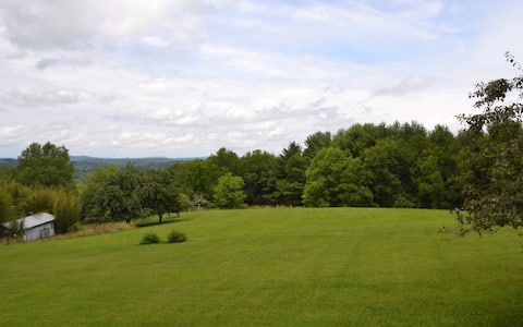 Floyd Family Home, 1 Mile from Downtown Great Yard