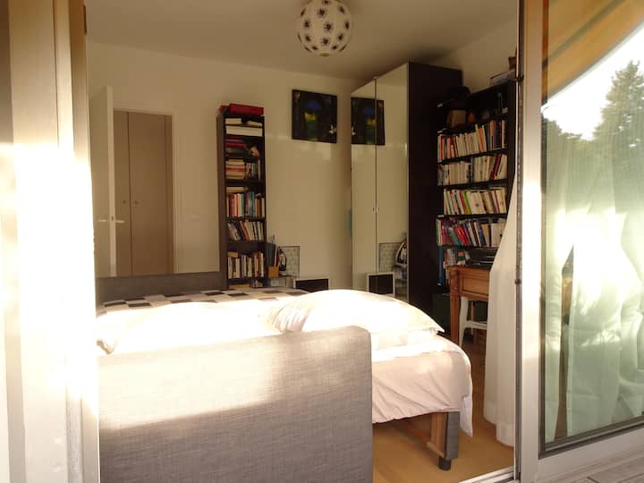 Ви треба книга за да се тркалате во кревет или да уживате во сончевите песни и песните за птици наутро 