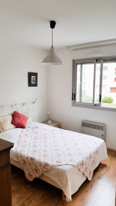 Chambre avec un lit double au calme